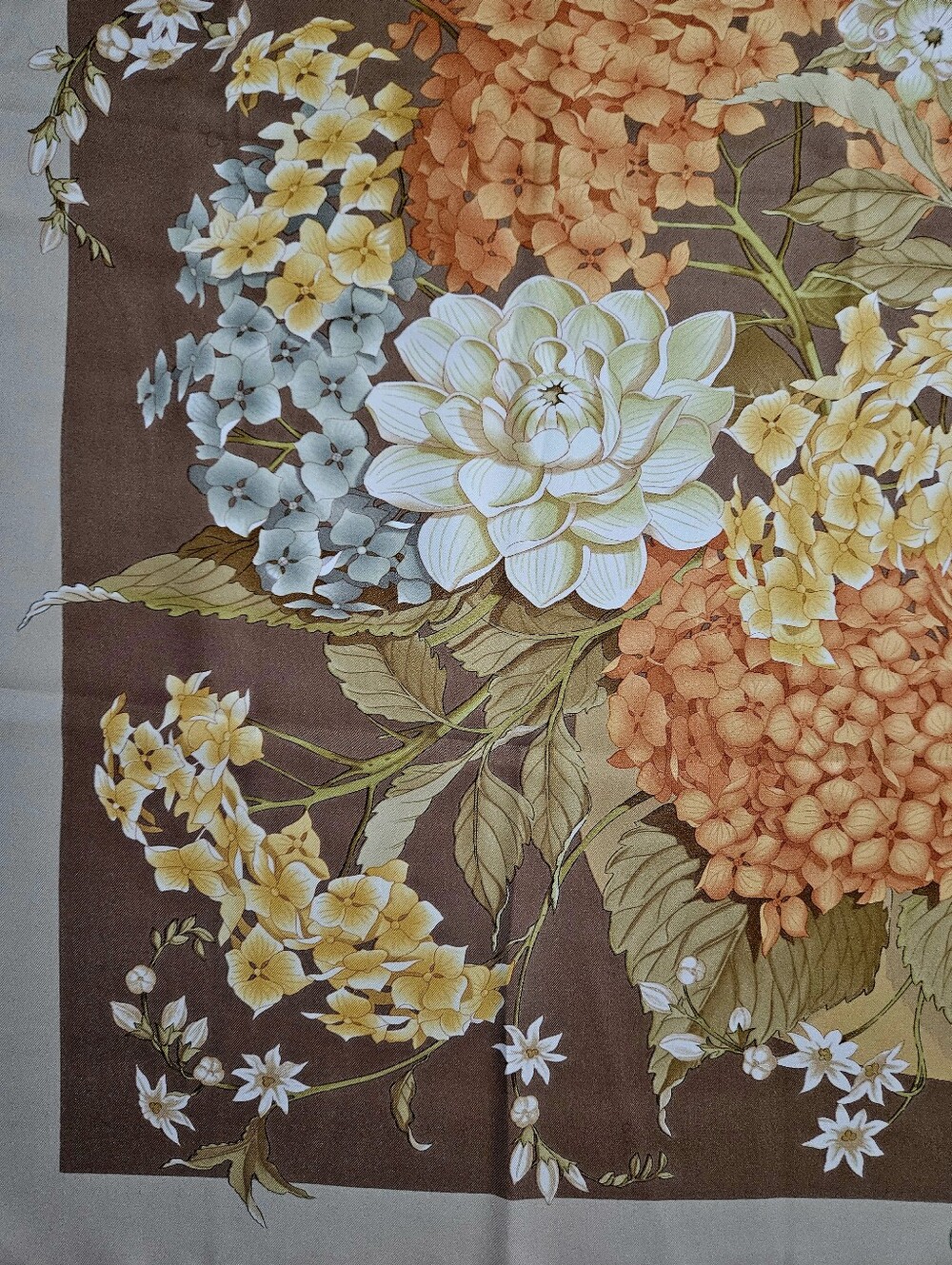 🇮🇹Salvatore Ferragamo Floral Silk Scarf in Brown and Yellow 85X85 cm authentic - Picture 11 of 12